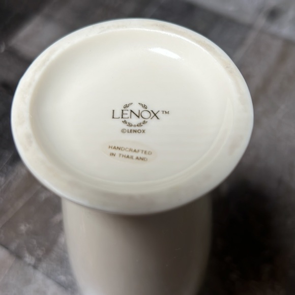 Vintage 80's Porcelain Lenox Vase 24K Trim Hand Crafted in Thailand - Picture 7 of 7